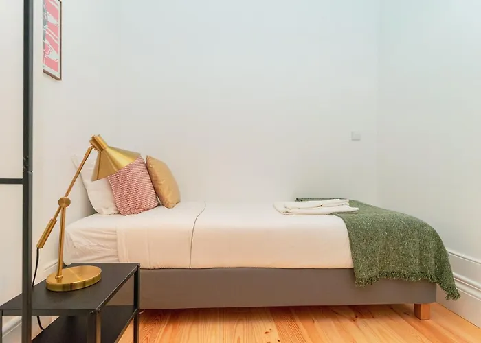 Gorgeous And Flat W. View To Charmy Square *