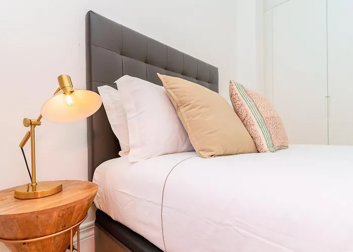 Gorgeous And Flat W. View To Charmy Square بورتو