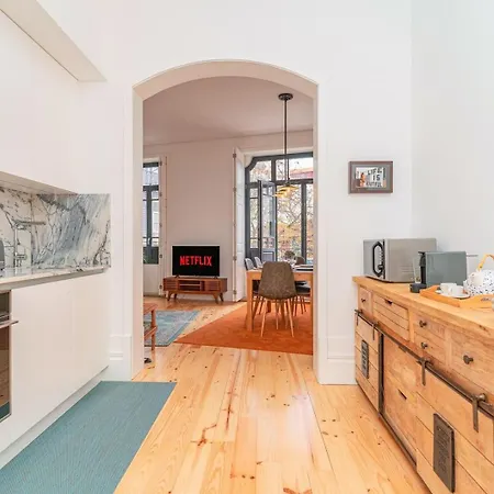 Gorgeous And Flat W. View To Charmy Square *