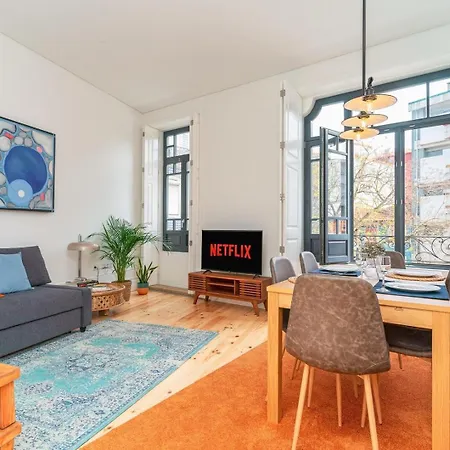 Gorgeous And Flat W. View To Charmy Square *