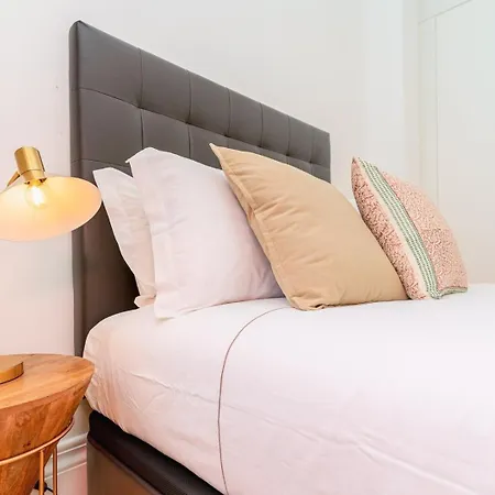 Gorgeous And Flat W. View To Charmy Square Porto