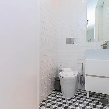 Gorgeous And Flat W. View To Charmy Square * Oporto