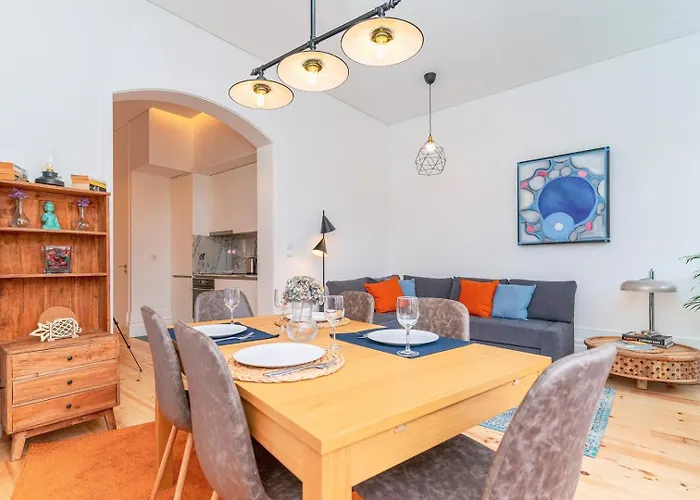 Gorgeous And Flat W. View To Charmy Square *