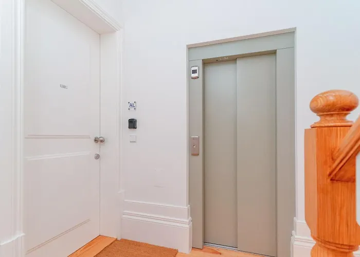 Gorgeous And Flat W. View To Charmy Square Porto