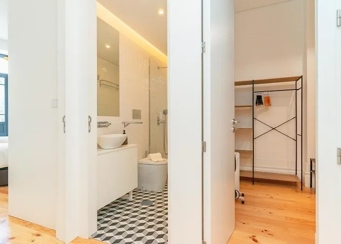 Gorgeous And Flat W. View To Charmy Square *