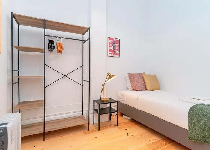 Gorgeous And Flat W. View To Charmy Square *