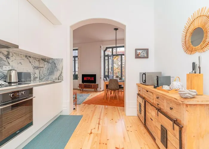 Gorgeous And Flat W. View To Charmy Square *