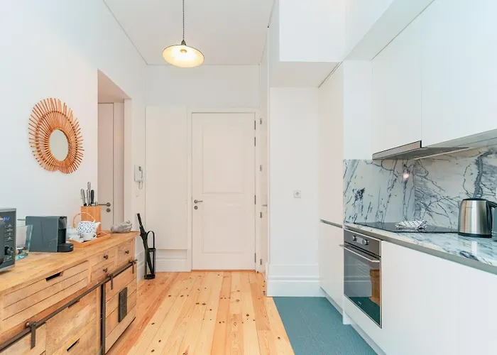 Gorgeous And Flat W. View To Charmy Square