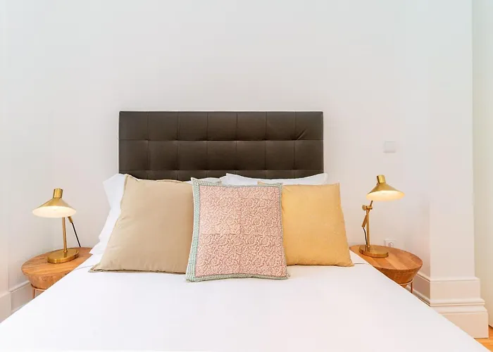 Gorgeous And Flat W. View To Charmy Square Porto