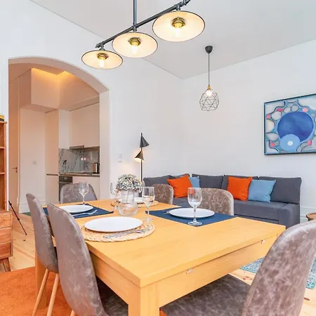 Gorgeous And Flat W. View To Charmy Square *