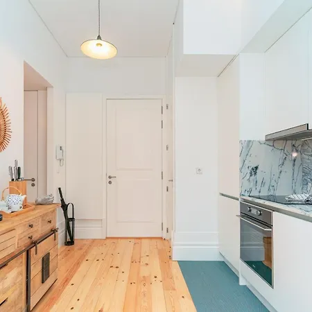 Gorgeous And Flat W. View To Charmy Square