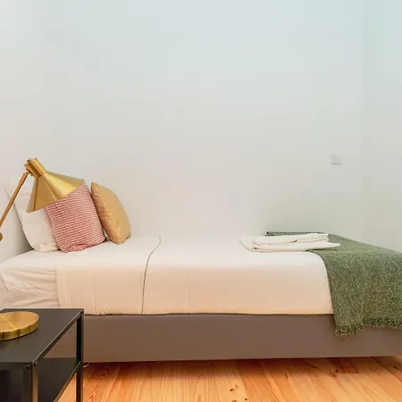 Gorgeous And Flat W. View To Charmy Square *