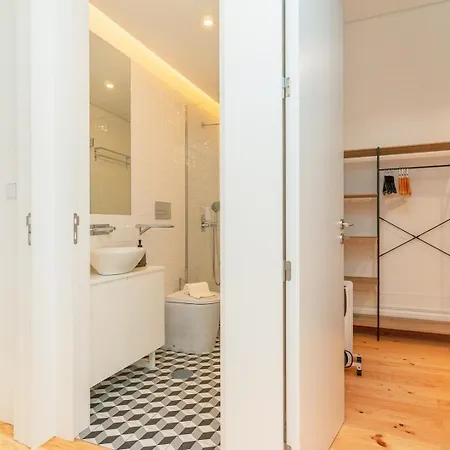 Gorgeous And Flat W. View To Charmy Square *